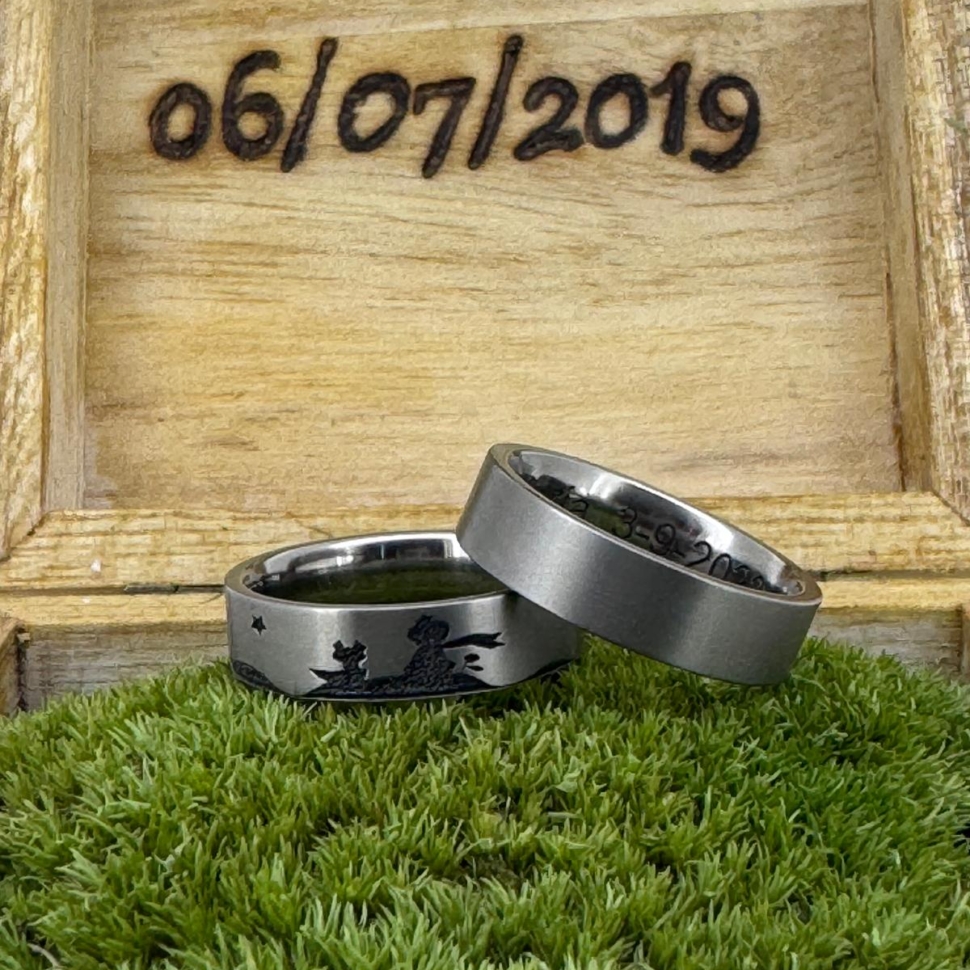 Alianzas de boda con la fecha de la boda grabada en la caja