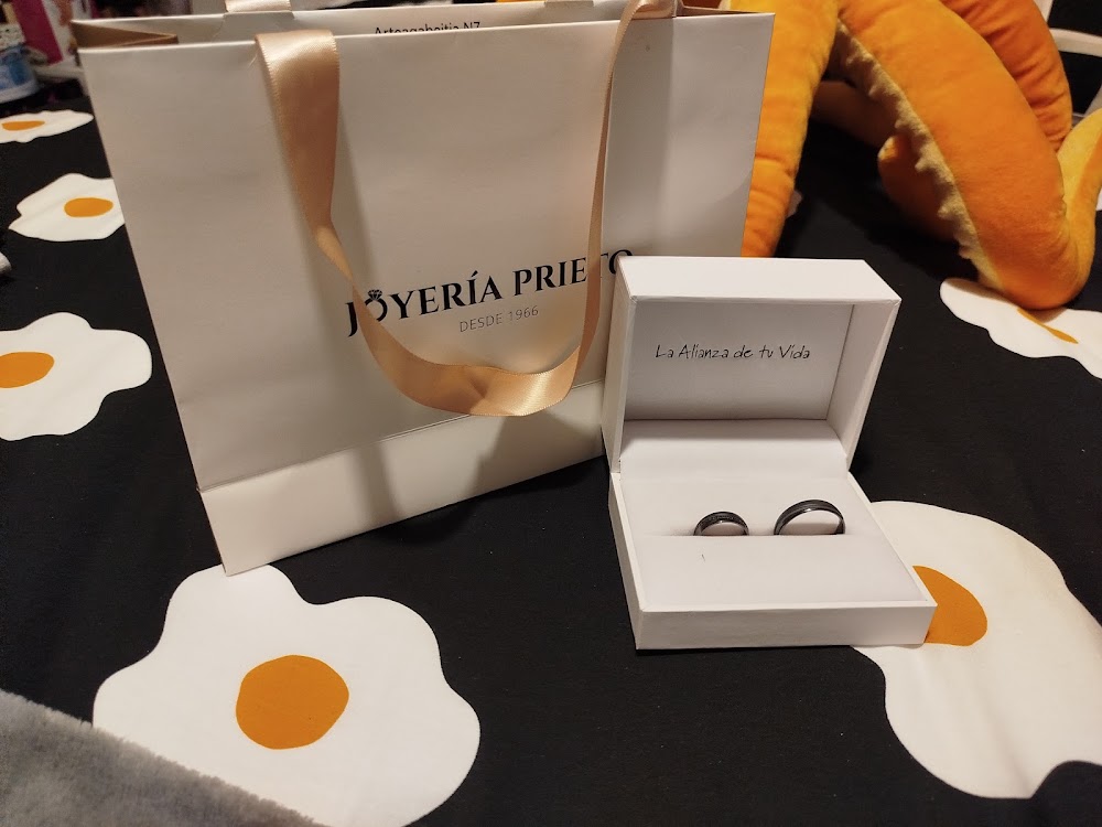 Rayaduras en anillos de boda: alianzas de titanio, que con el uso tienden al mate