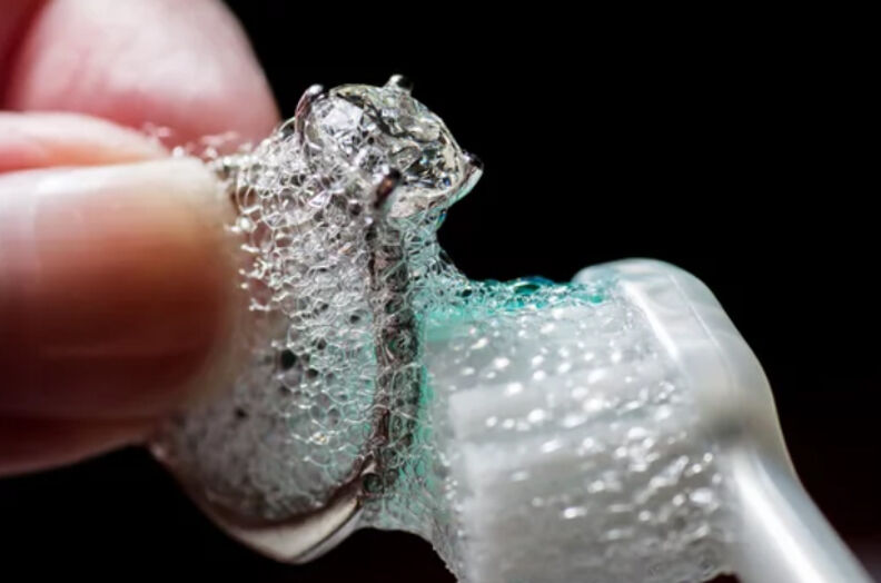Limpieza de un anillo con cepillo